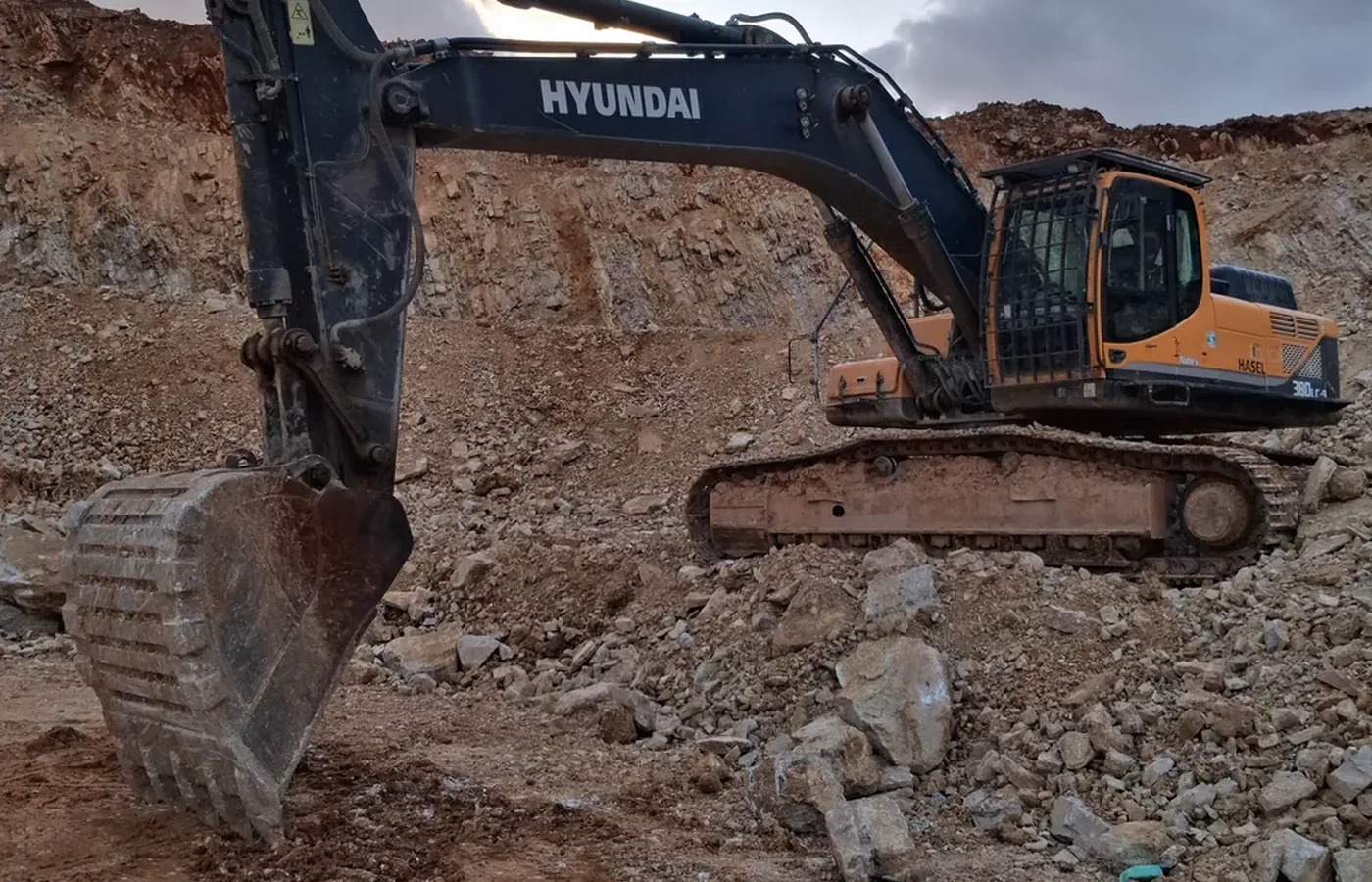 Tracked excavator working in rocky ground that requires suitable auger teeth and adequate torque