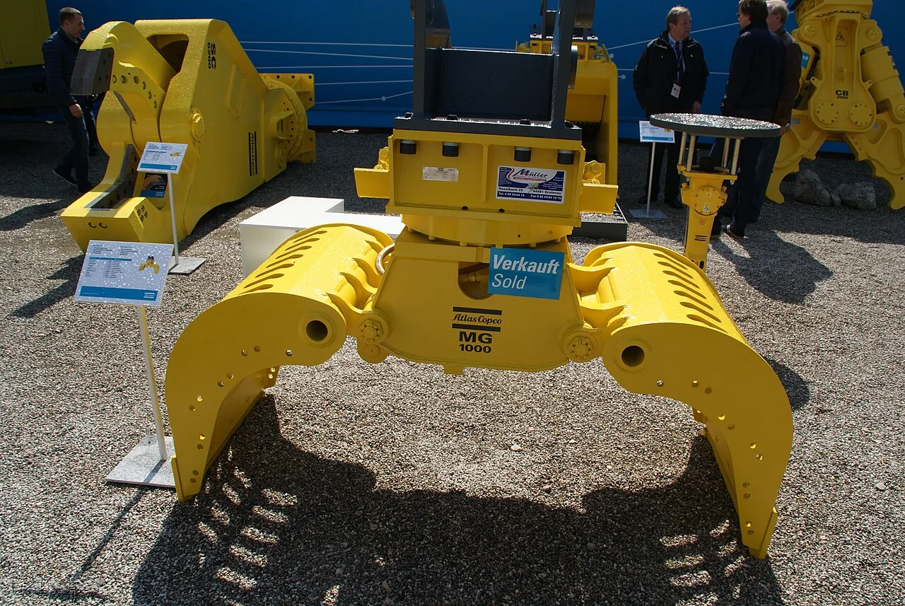 New hydraulic sorting grapple displayed with open shells